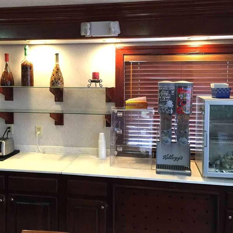 Astoria Hotel Danville West Екстер'єр фото